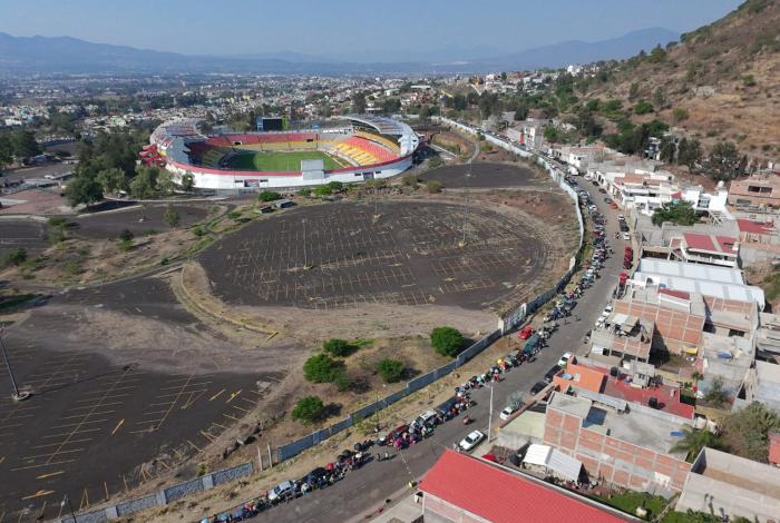 La vuelta al estadio Morelos y la calurosa espera  por un boleto para El Buki