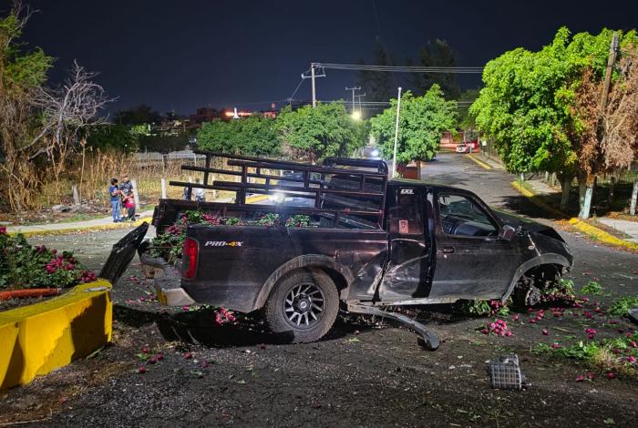 Ladrones se roban camioneta repleta de rábanos y minutos despues la chocan, en Zamora