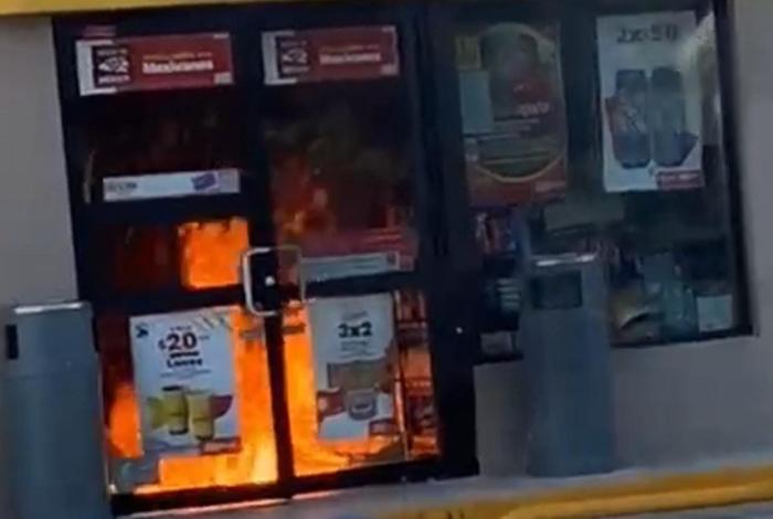 Lanzan bomba molot0v para qu3mar Oxxo en Zamora