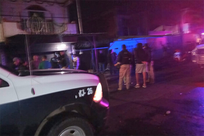 Lanzan bombas molotov contra local de venta de ropa deportiva, en Uruapan