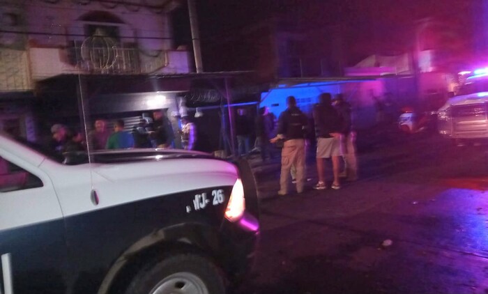 Lanzan bombas molotov contra local de venta de ropa deportiva, en Uruapan