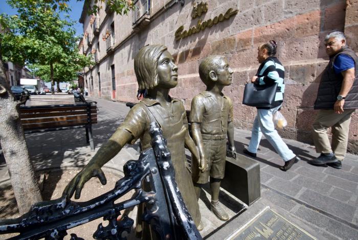Le devuelven su maletín a escultura de los niños españoles