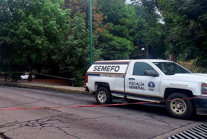 Le quitan la vida a un hombre frente a una escuela, en Uruapan