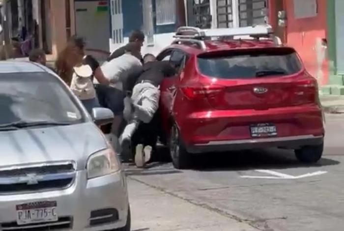 Le roban su camioneta mientras la lavaba; Policía de Morelia la recupera