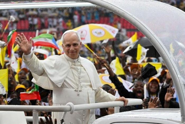 León XIV dice que a los migrantes “hay que tratarlos como seres humanos, no como animales”