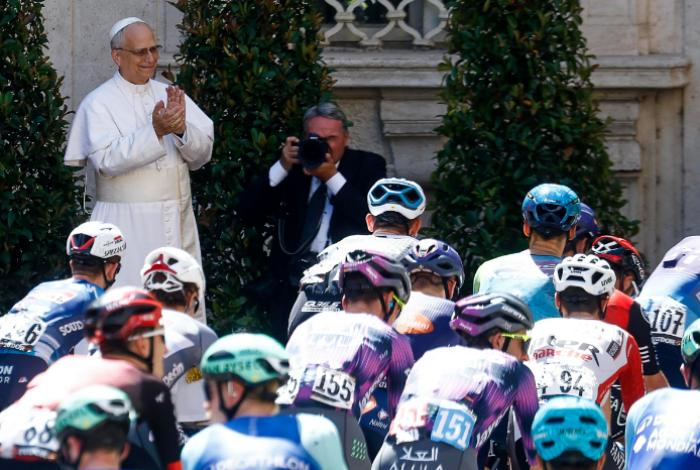 León XIV recibe la 'maglia rosa' del Giro y bendice a los ciclistas antes de última etapa