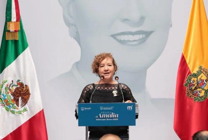 “Leyes estúpidas” y sin empatía, reprocha activista al recibir presea Amalia Solórzano en Morelia