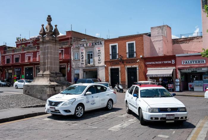 Liberan taxistas vialidades tomadas en el Centro Histórico