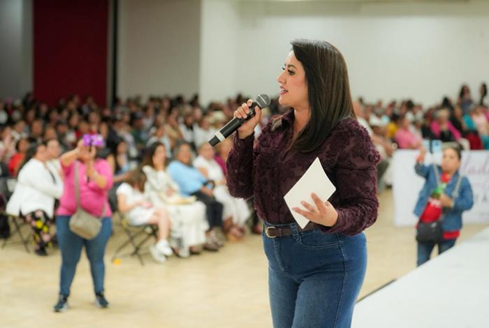 Lideresas de Zitácuaro cobijan a Gladyz Butanda rumbo a 2027