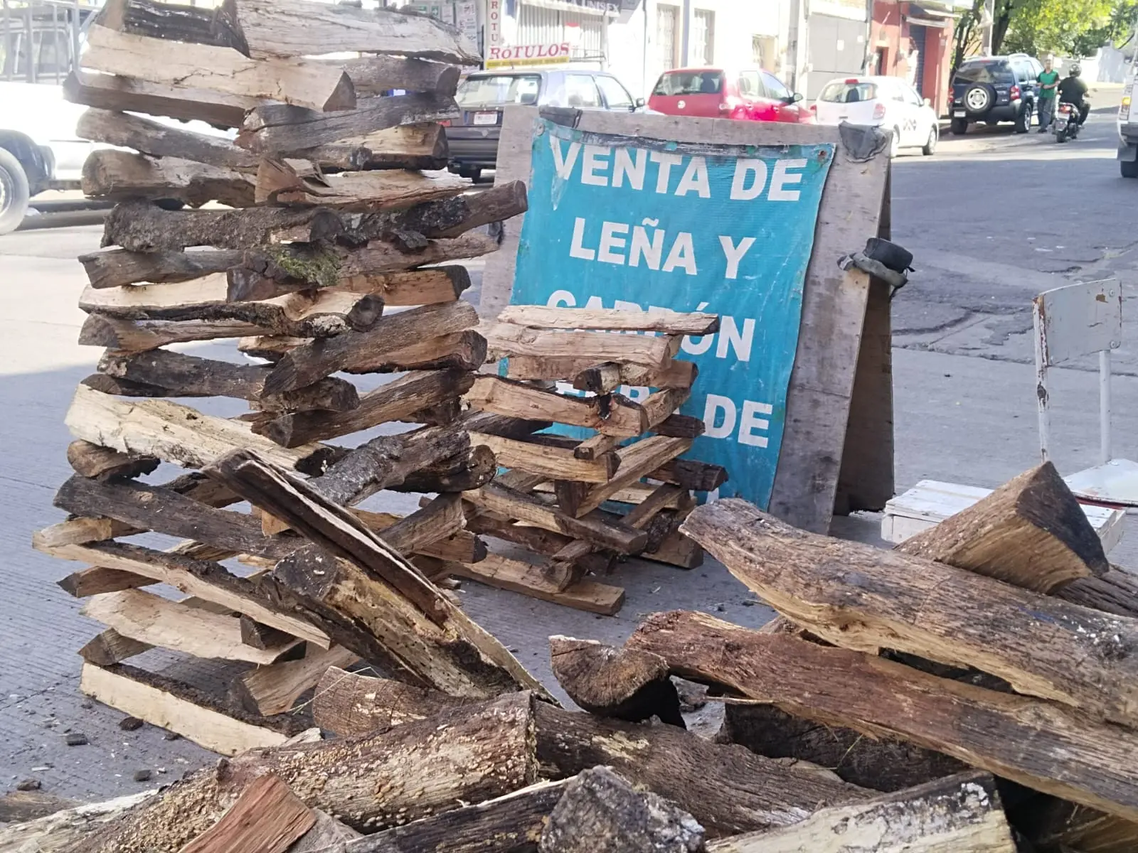 Lista la leña para la fogata Navideña