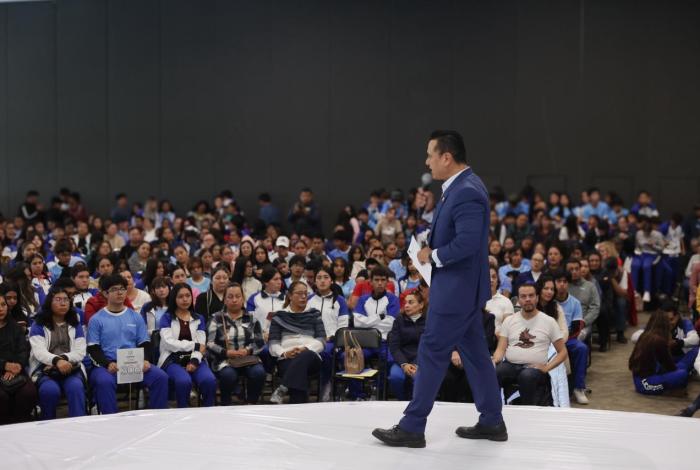 Llama Torres Piña a cuidar redes sociales en adolescentes ante delitos cibernéticos