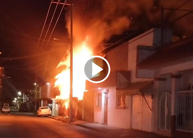 Llamas devoran una casa en Uruapan en la madrugada