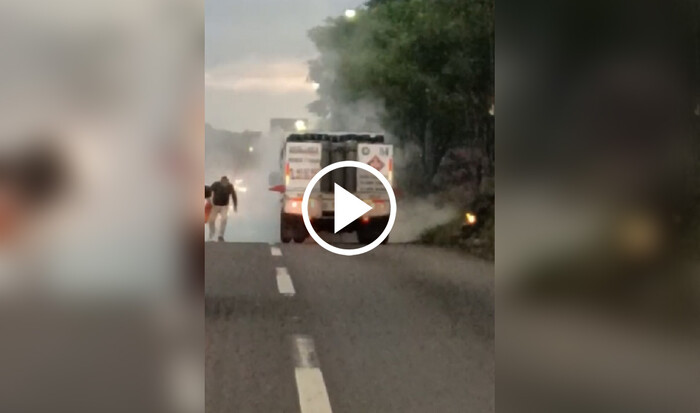 Llamas en camioneta con tanques de gas paran el tráfico en la Madero Poniente