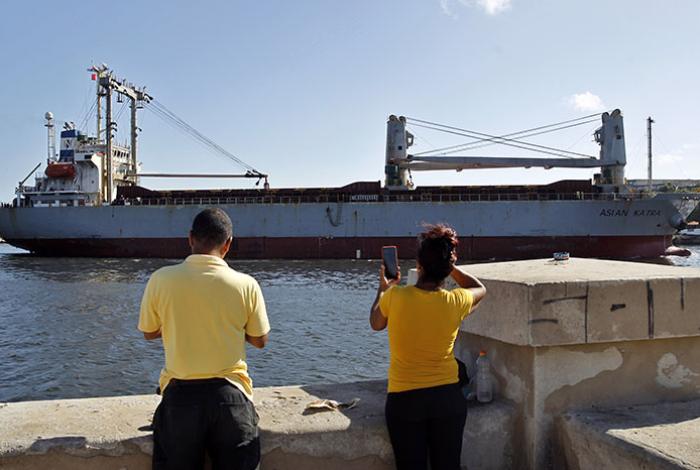 Llega a La Habana un nuevo barco de ayuda humanitaria con donativos de México y Uruguay