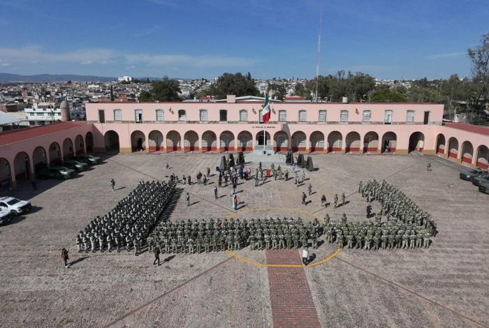 Llegan casi 2 mil militares y federales a Michoacán