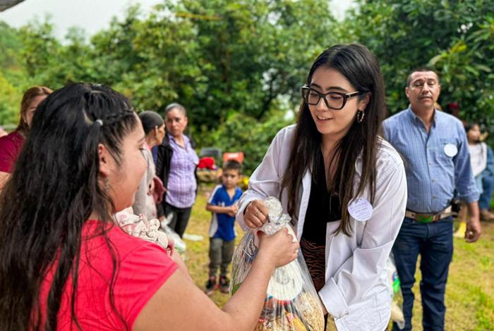 Lleva Yohana Mendoza apoyos alimentarios a la comunidad de El Saucito