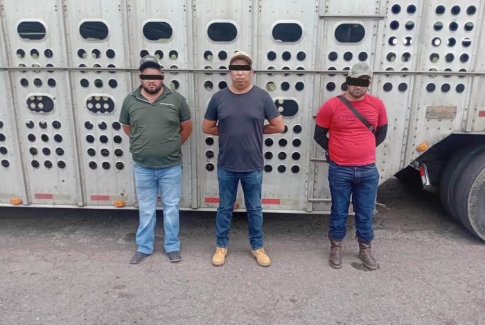 Llevaban 565 mil pesos en efectivo, droga y cartuchos de armas, en un tractocamión