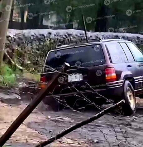 Lluvia hace aparecer un socavón en Uruapan