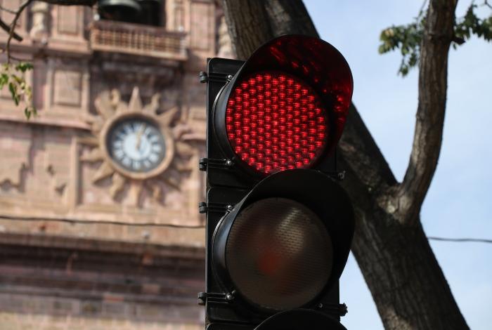 Lluvias dejan dos semáforos fuera de operaciones