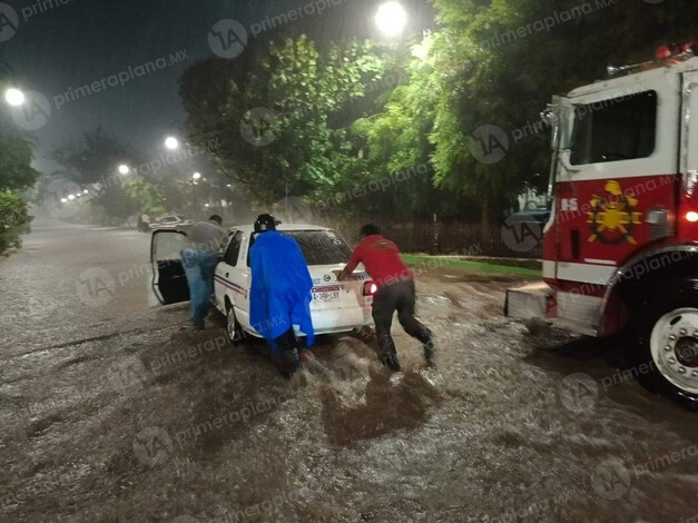 Lluvias en Apatzingán dejan encharcamientos, autos varados y fallas eléctricas