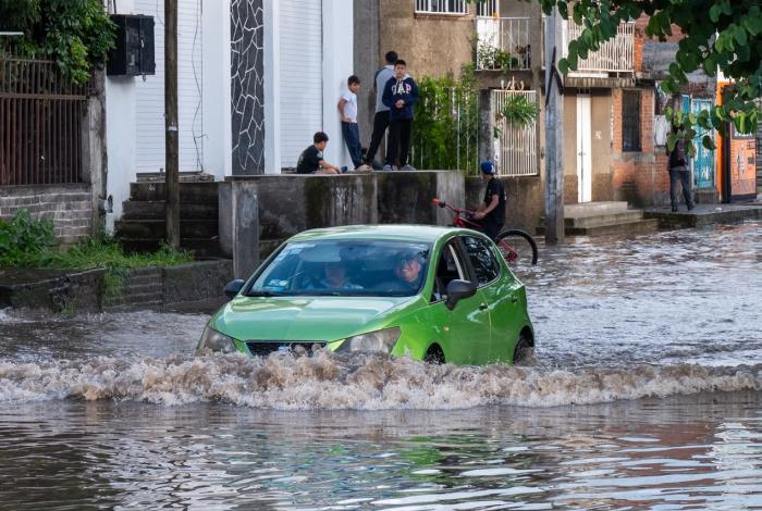 Lluvias y desfogues: el riesgo no solo cae del cielo
