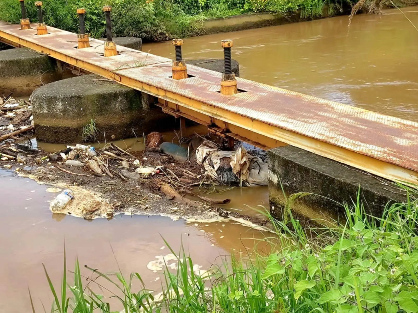 Lo asesinan, embolsando y lanzan a un río en Jacona