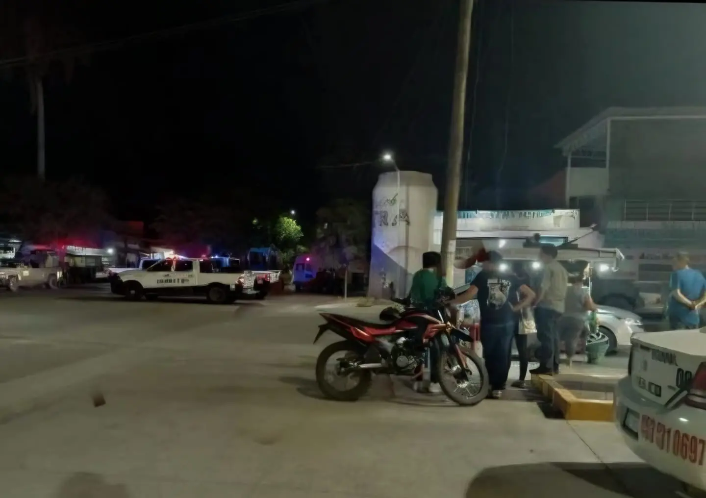 Lo balean afuera de una tienda de Apatzingán