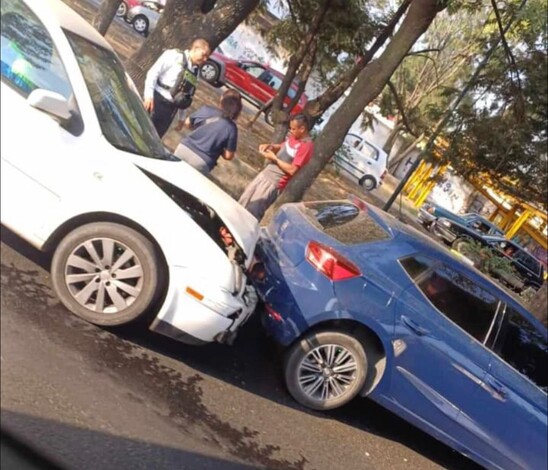 #Local | Auto choca por alcance contra otra unidad en el periférico de Morelia