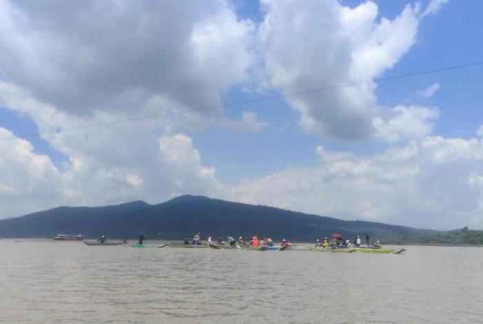 Localizan a adolescente que murió ahogado tras volcadura de canoa en el Lago de Pátzcuaro