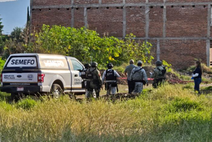 Localizan cadáver con impactos de bala en la cabeza y cubierto con una lona en predio de Zamora