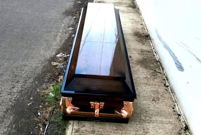 Localizan cadáver dentro de féretro que fue abandonado junto al aeropuerto de Uruapan
