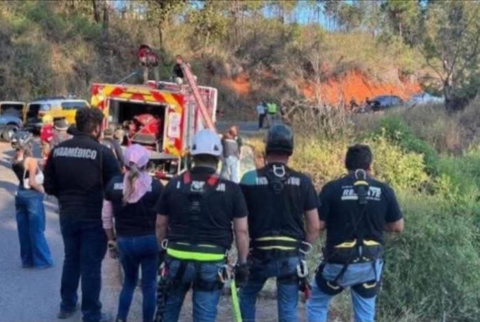 Localizan cadáver sin brazos en un barranco, en la carretera Uruapan-El Sabino