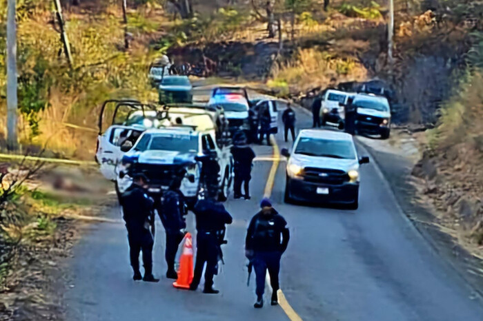 Localizan cadáver torturado a un costado de la carretera libre Uruapan-Gabriel Zamora