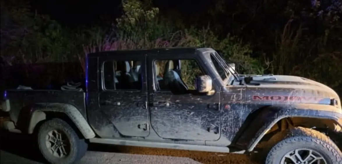 Localizan camioneta de lujo en Villa Madero