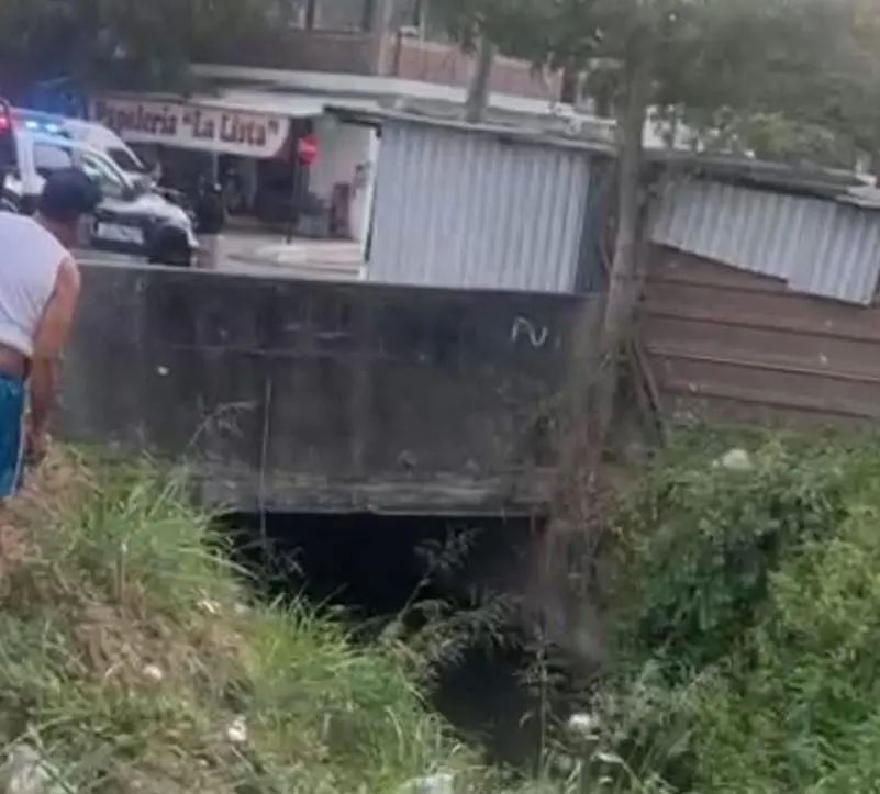 Localizan cuerpo sin vida en avanzado estado de descomposición flotando en un canal de agua