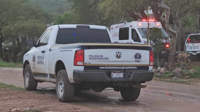 Localizan dos cadáveres en auto calcinado en brecha de Uruapan