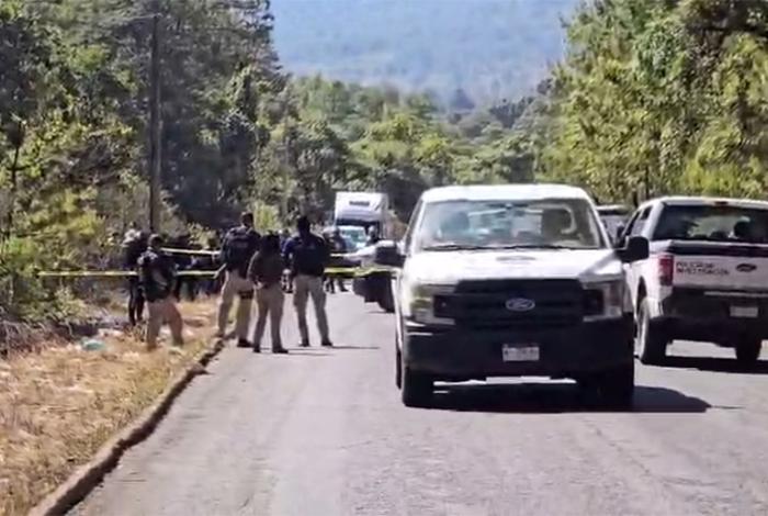 Localizan dos hombres asesinados en carretera de Tangancícuaro