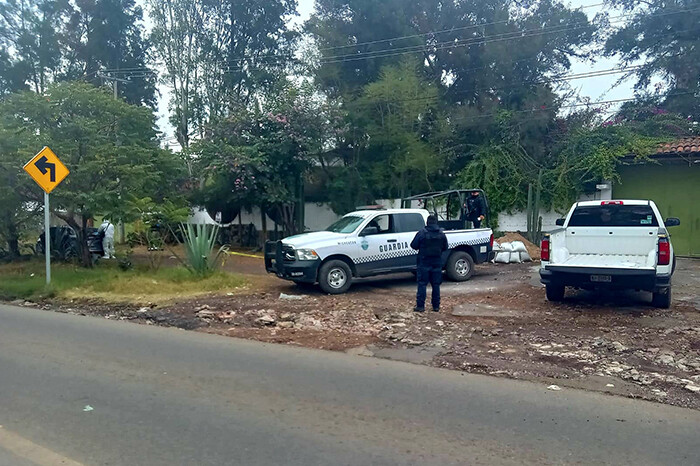 Localizan lujoso vehículo baleado en Cerrito Itzícuaro, Morelia