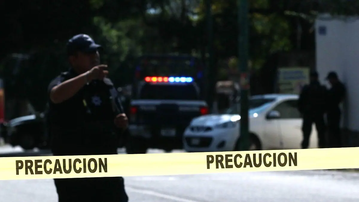 Localizan sin vida a dos mujeres y un hombre al interior de un auto en Oaxaca.