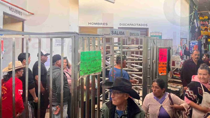 Locatarios del Mercado Independencia protestan por estado de Baños