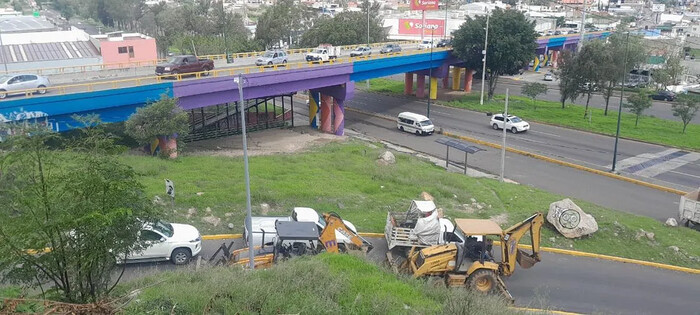 Loma con posible derrumbe cercana al Poliforum