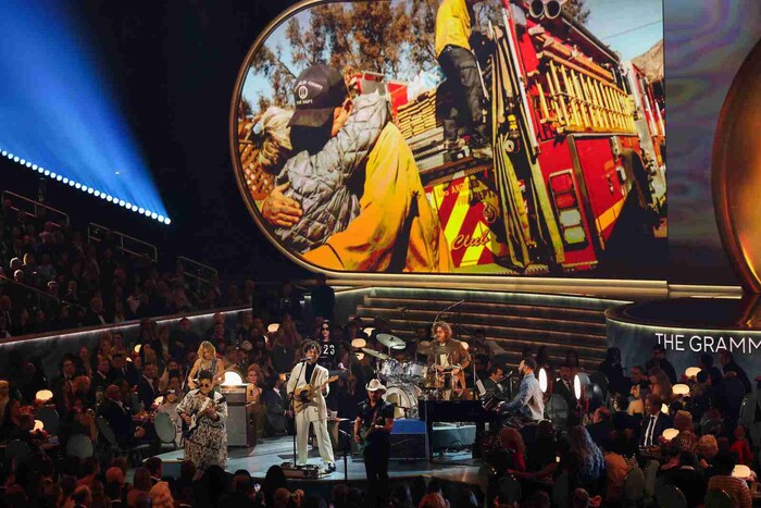 Los Grammy rinden homenaje a los bomberos y socorristas en la inauguración de su 67ª edición