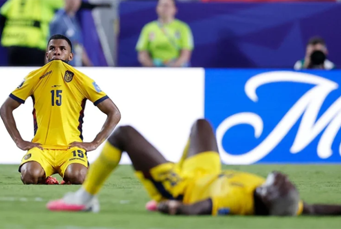 Luego que a selección de Ecuador le llovió en el Azteca, ahora le llueve con la prensa de su país