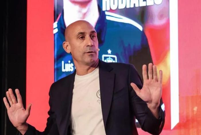 Luis Rubiales, Federación Española de Fútbol, agredido con huevos en presentación de su libro