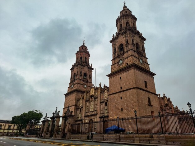 Lunes de calor, viento y cielo nublado, en Michoacán