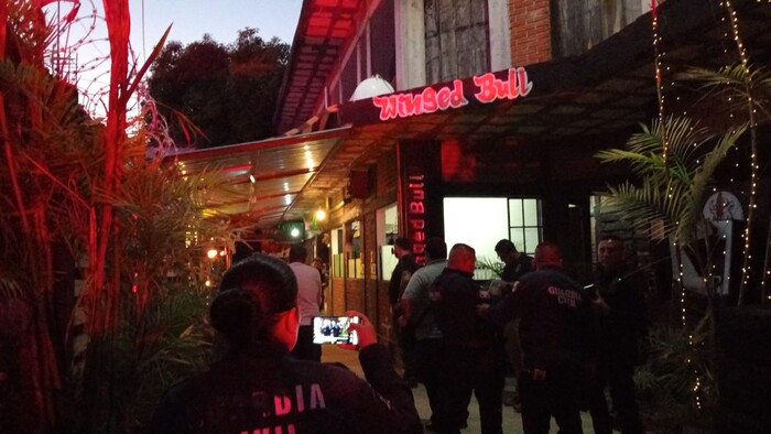 M4t4n a un hombre en el bar Winged Bull, en Uruapan