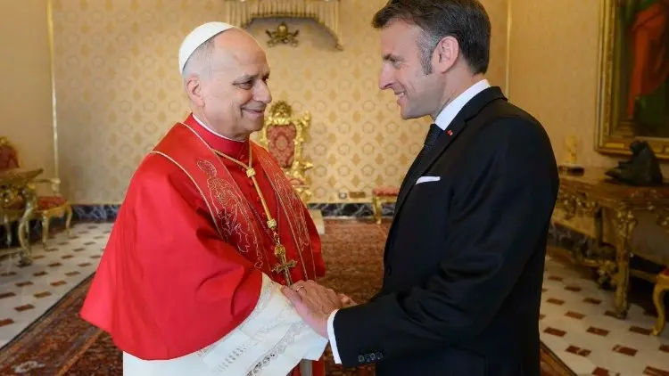 Macron realiza visita al Papa León XIV en el Vaticano