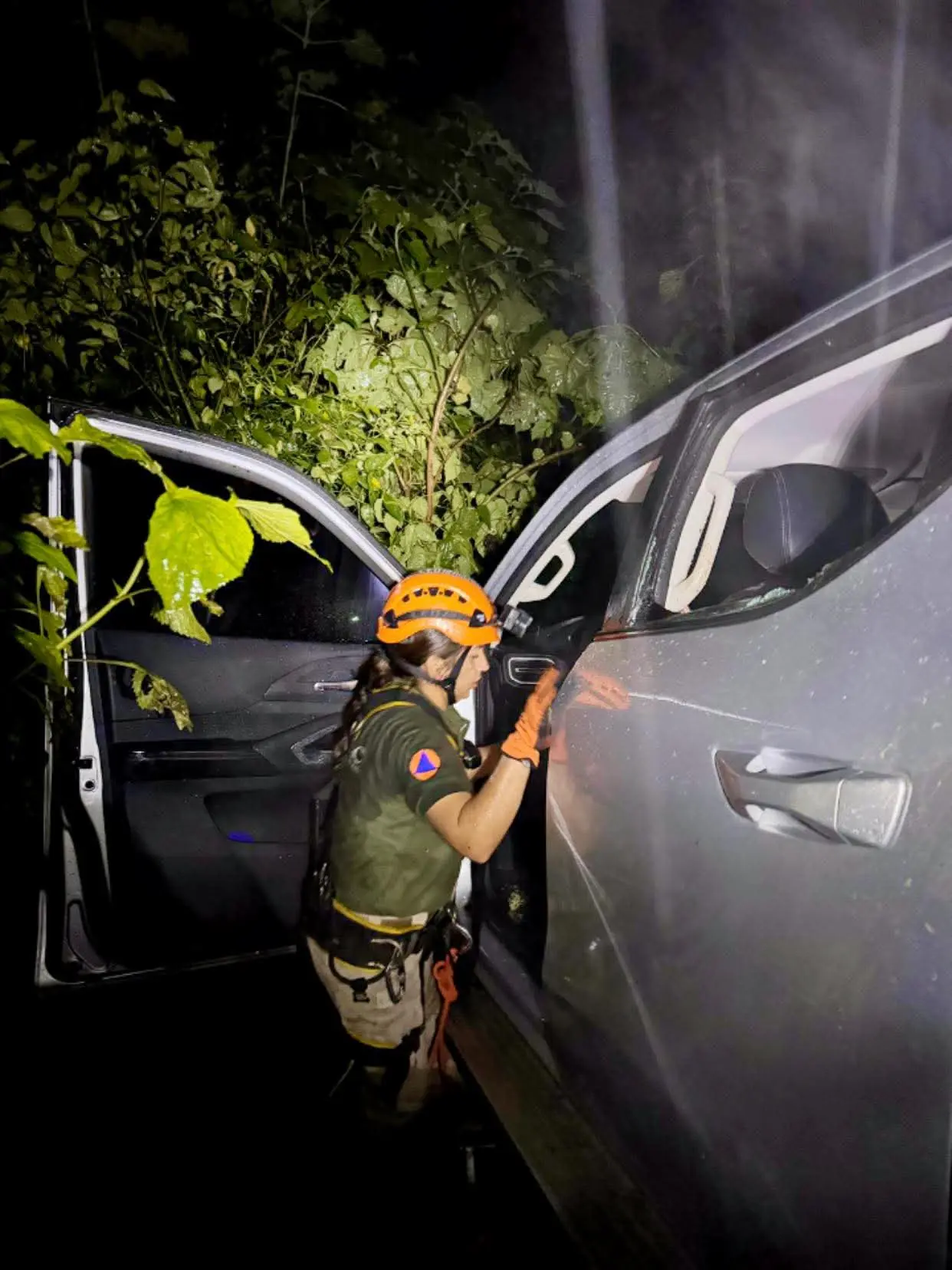 Madre e hijo mueren tras caer camioneta a barranco en Villa Madero