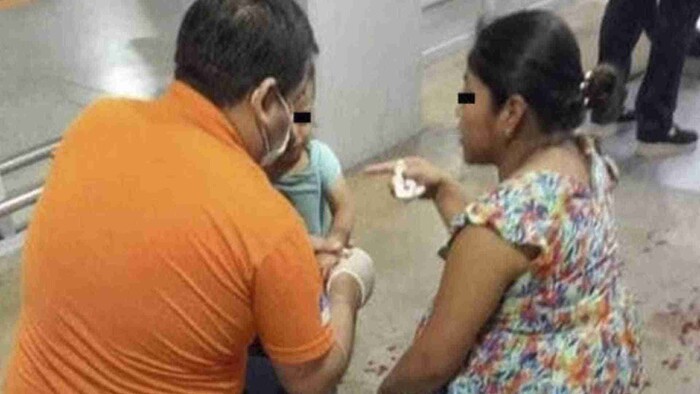 Madre e hijo quedan prensadas en escaleras eléctricas en Chiapas