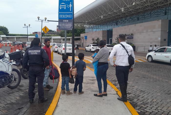 Madre recupera a sus tres hijos de autobús que siguió su viaje sin ella